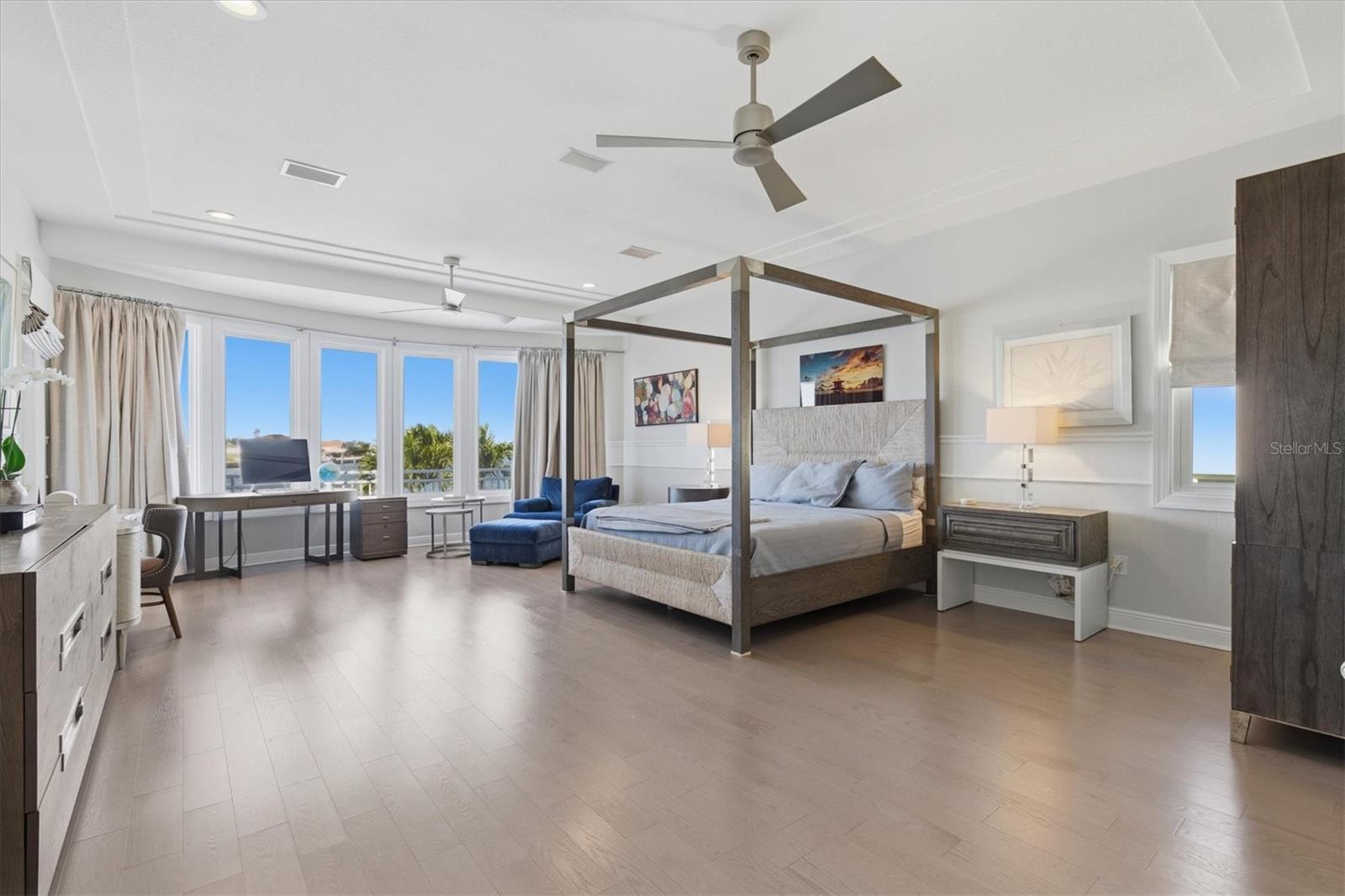 Primary suite, main floor