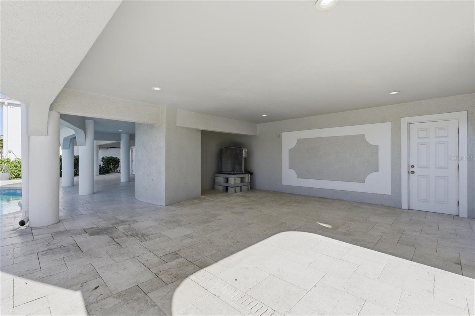 Pool area dining & lounge area