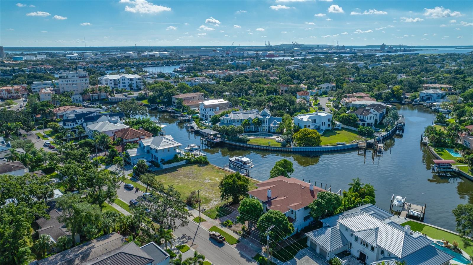 Located at the confluence of 2 canals providing excellent maneuverability and privacy