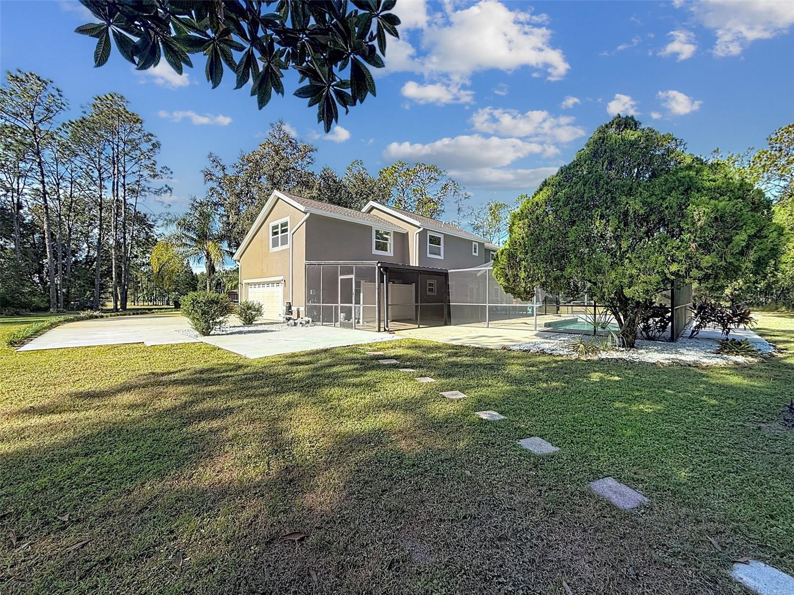 Path leading to the ADU - GUEST HOUSE with full kitchen plus bathroom and laundry.