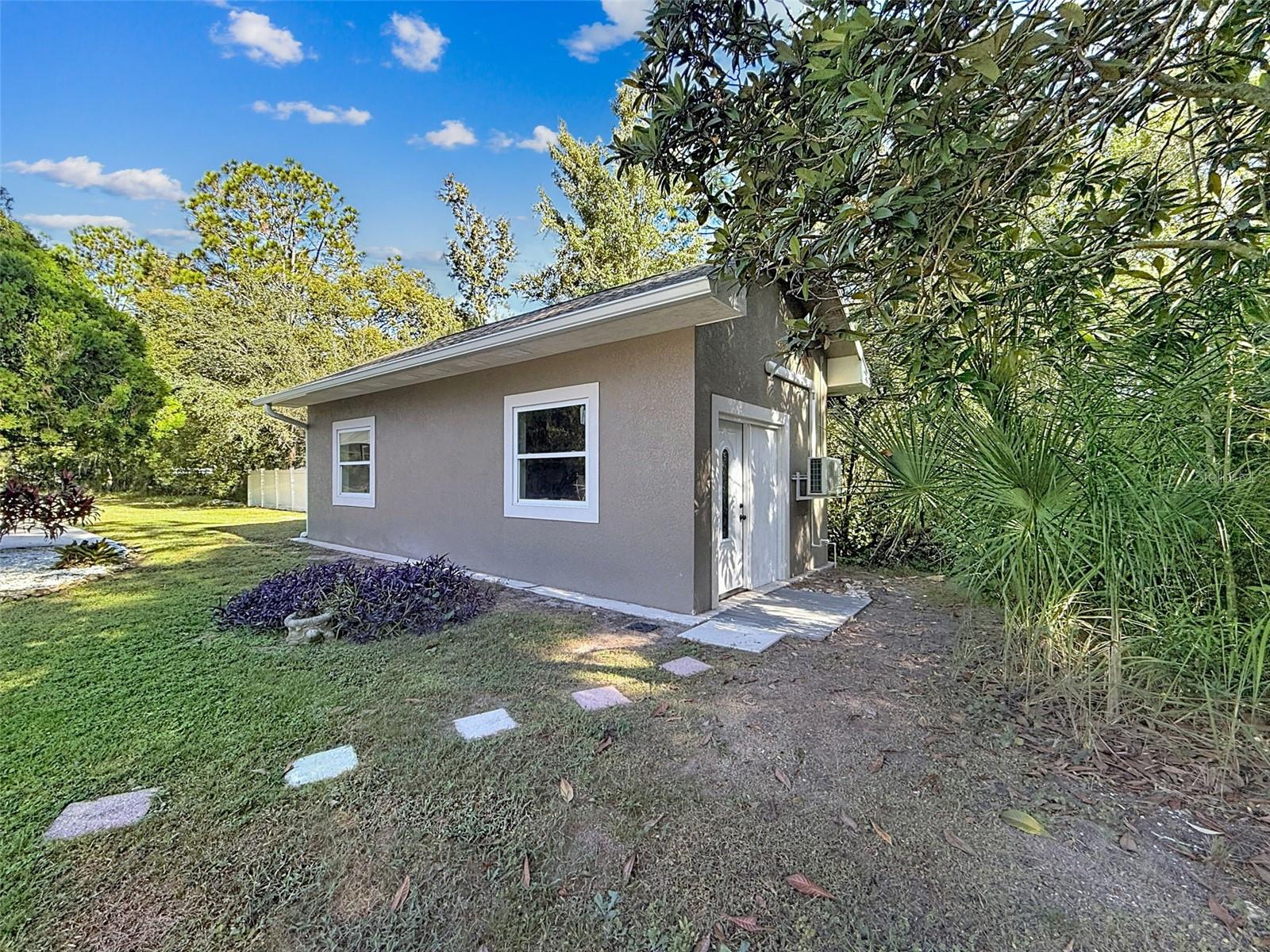 ADU - GUEST HOUSE with full kitchen plus bathroom and laundry.