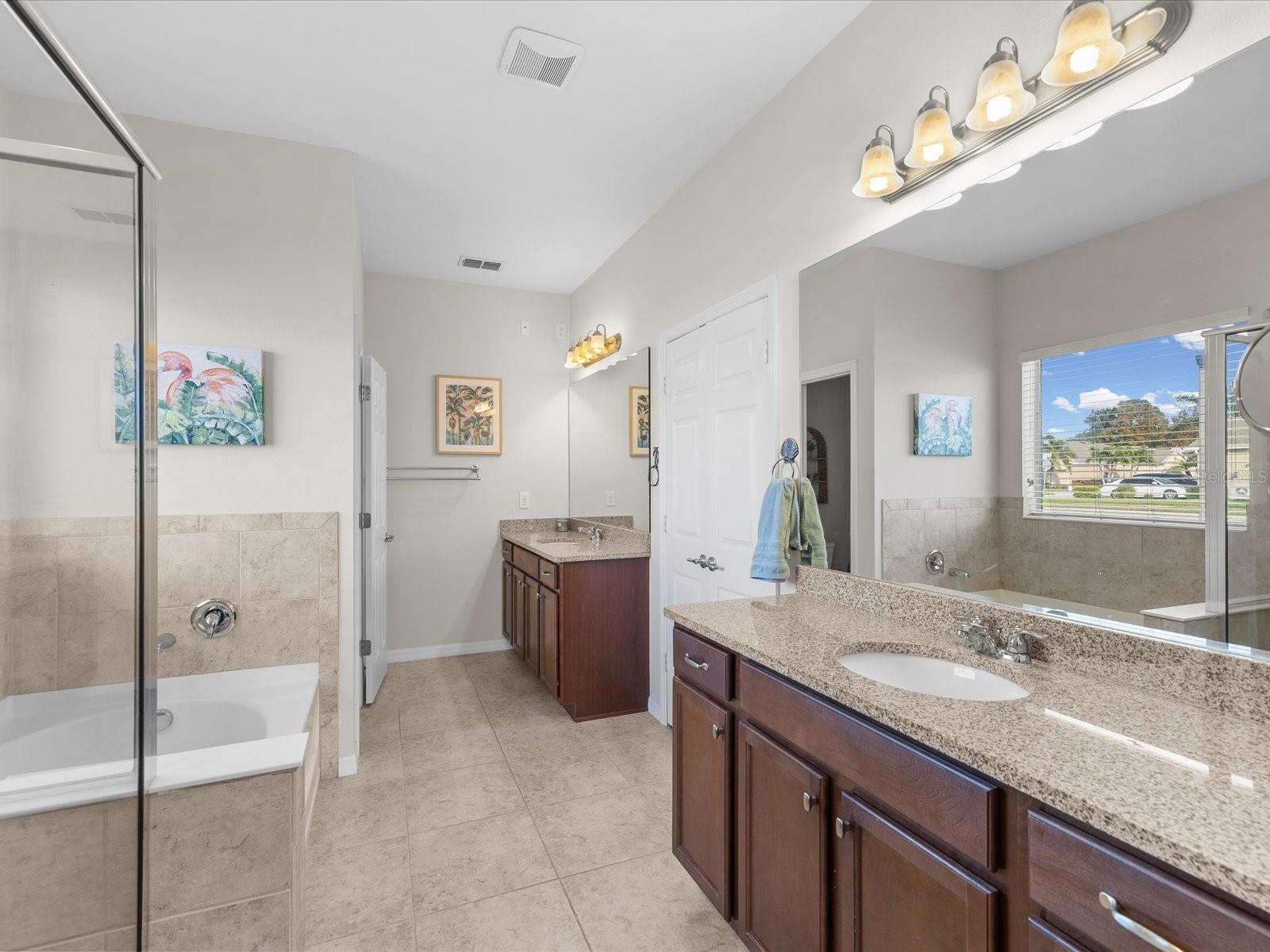 EN SUITE BATHROOM - DOUBLE SINKS