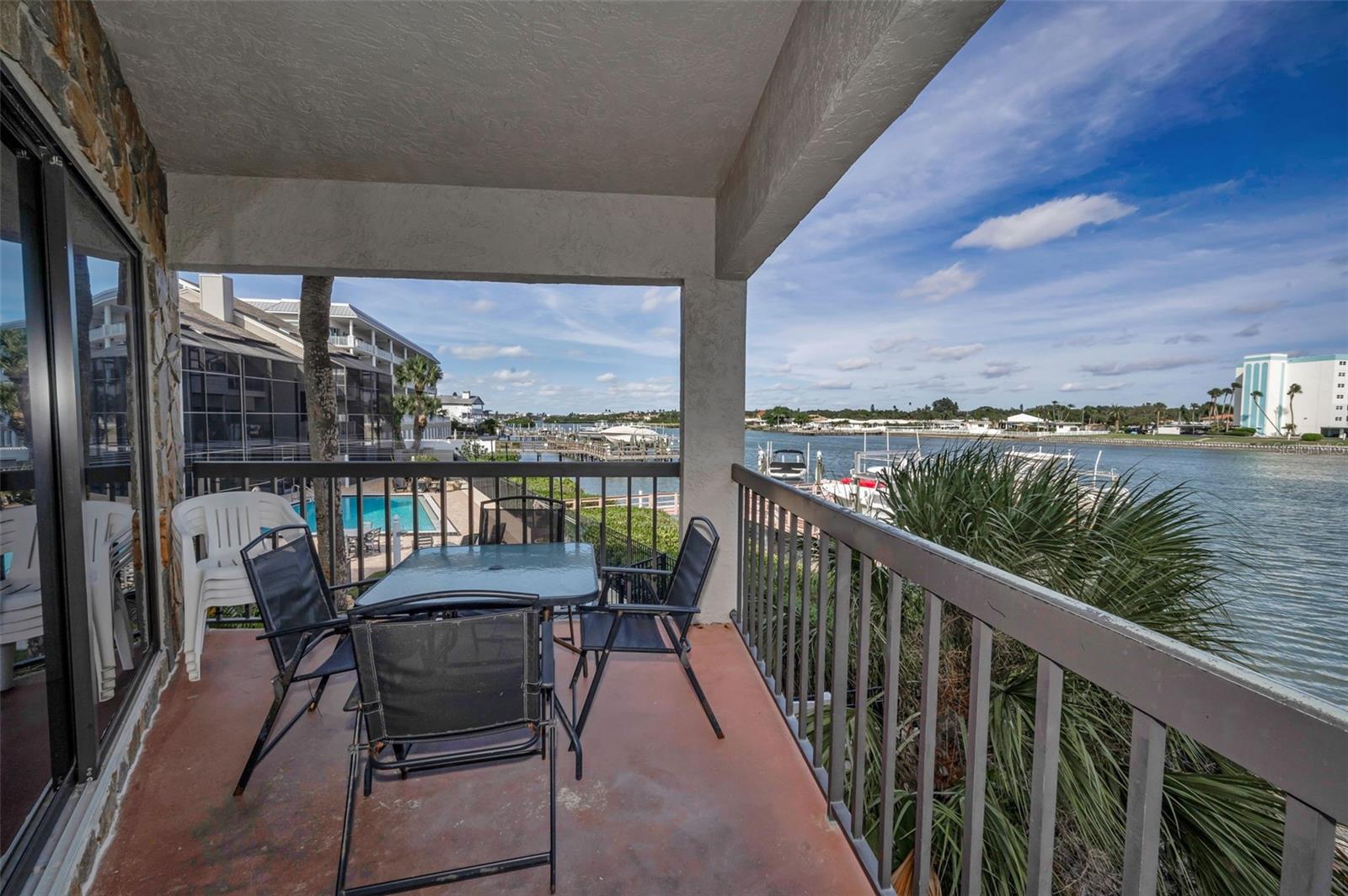 180 degree waterfront views up and down the Intracoastal!