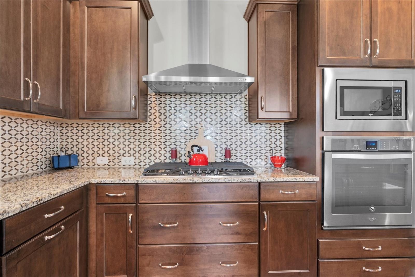 GAS COOKTOP & STYLISH HOOD