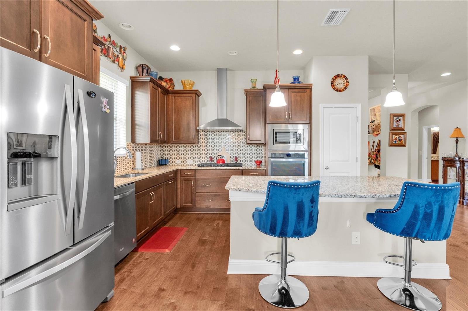 SPACIOUS ISLAND CAN SEAT 3 BAR STOOLS