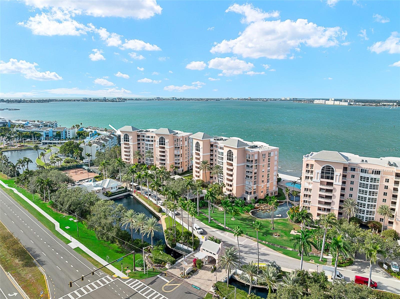 easy access to the Pinellas Bayway, making trips to I-275 or St. Pete Beach speedy