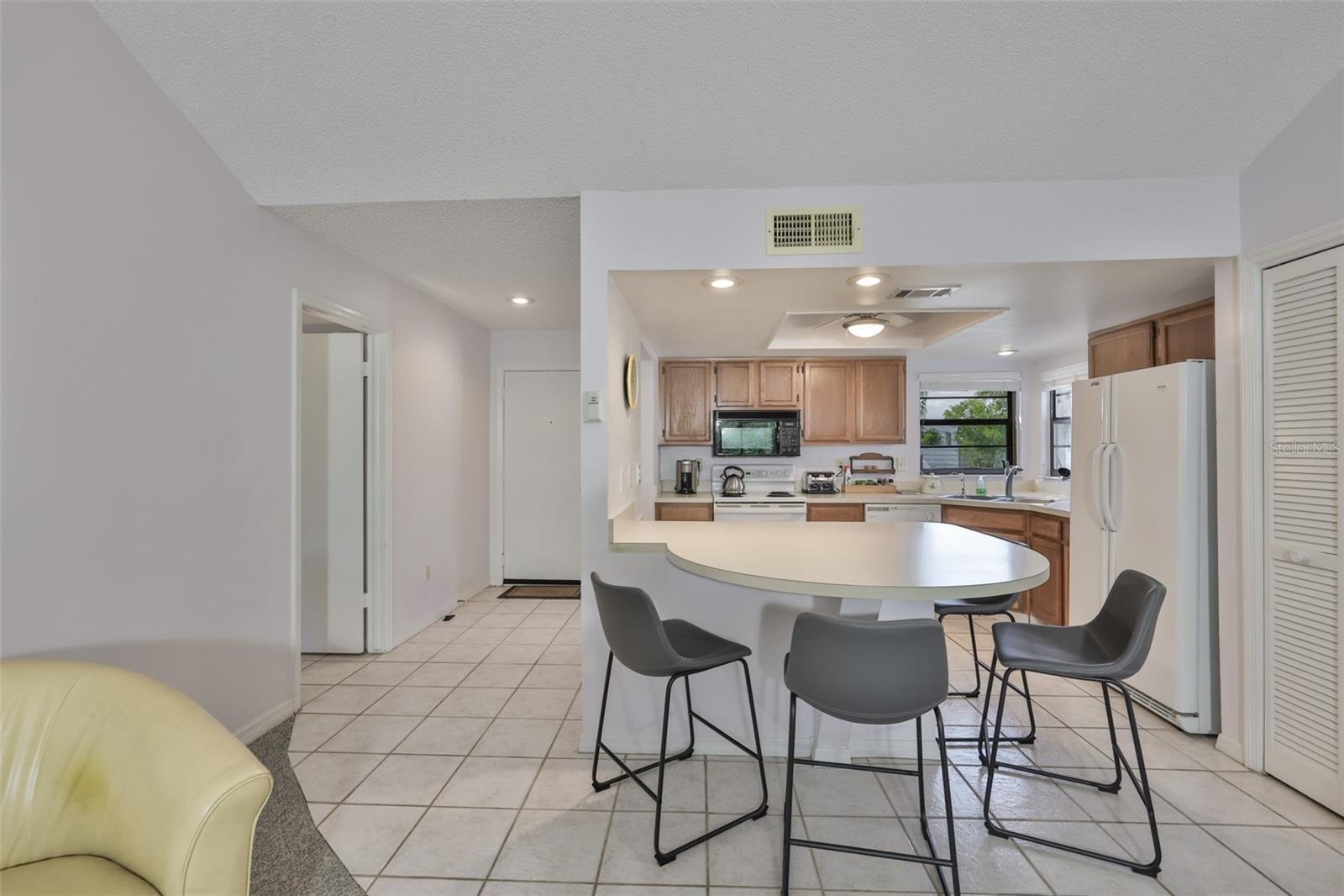 4.1 Oversized breakfast bar, range, side-by-side refrigerator, built-in microwave and dishwasher
