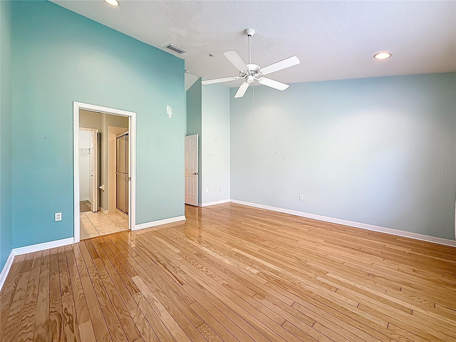 Primary bedroom w/en-suite bathroom