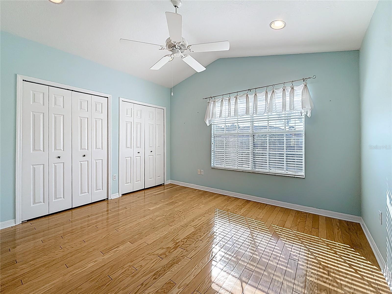 2nd bedroom w/en-suite bathroom