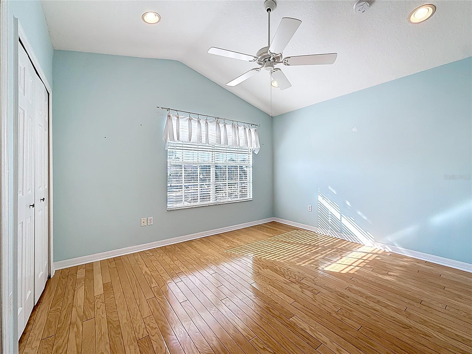 2nd bedroom w/en-suite bathroom