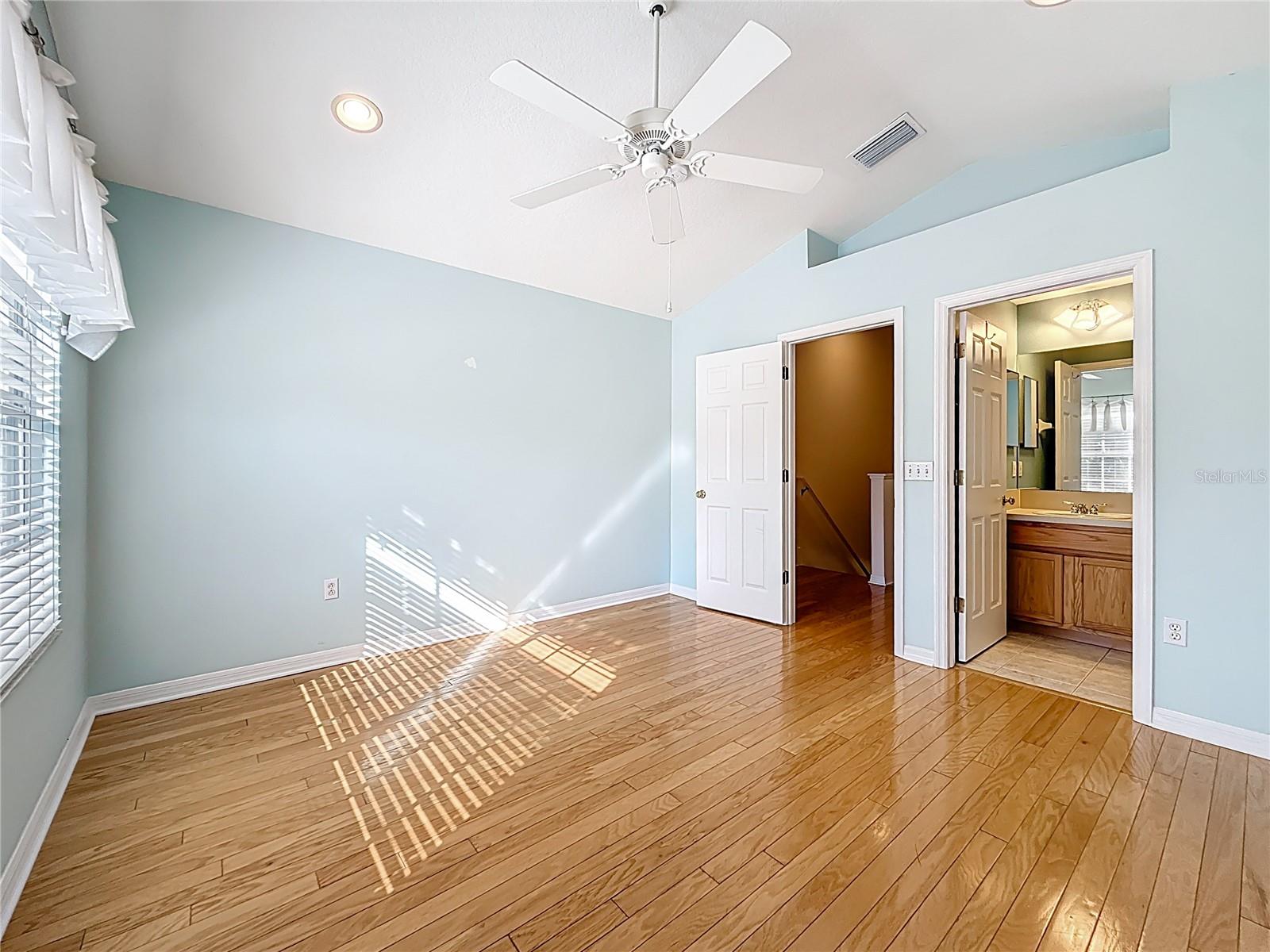 2nd bedroom w/en-suite bathroom