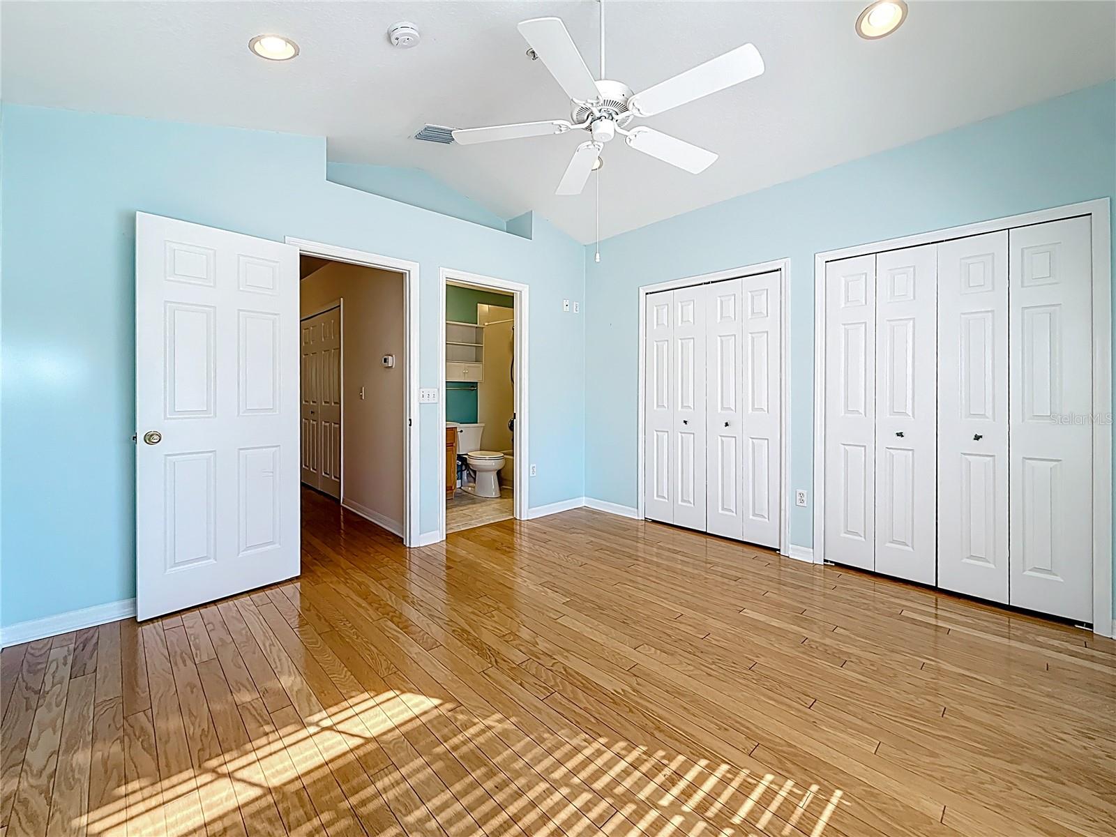 2nd bedroom w/en-suite bathroom