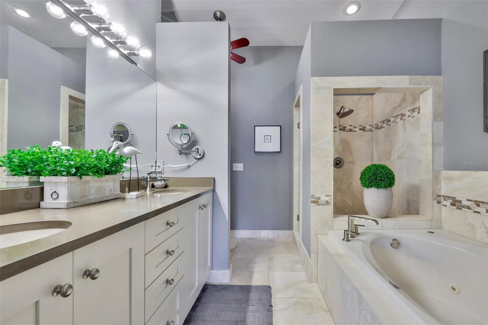 Primary Bath w/tub & shower