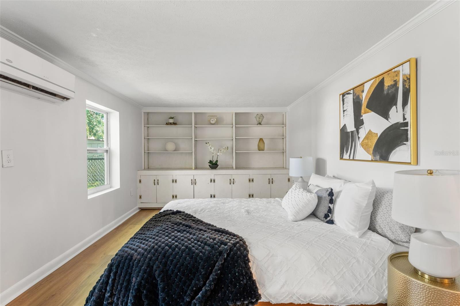 Versatile downstairs for living or bedroom