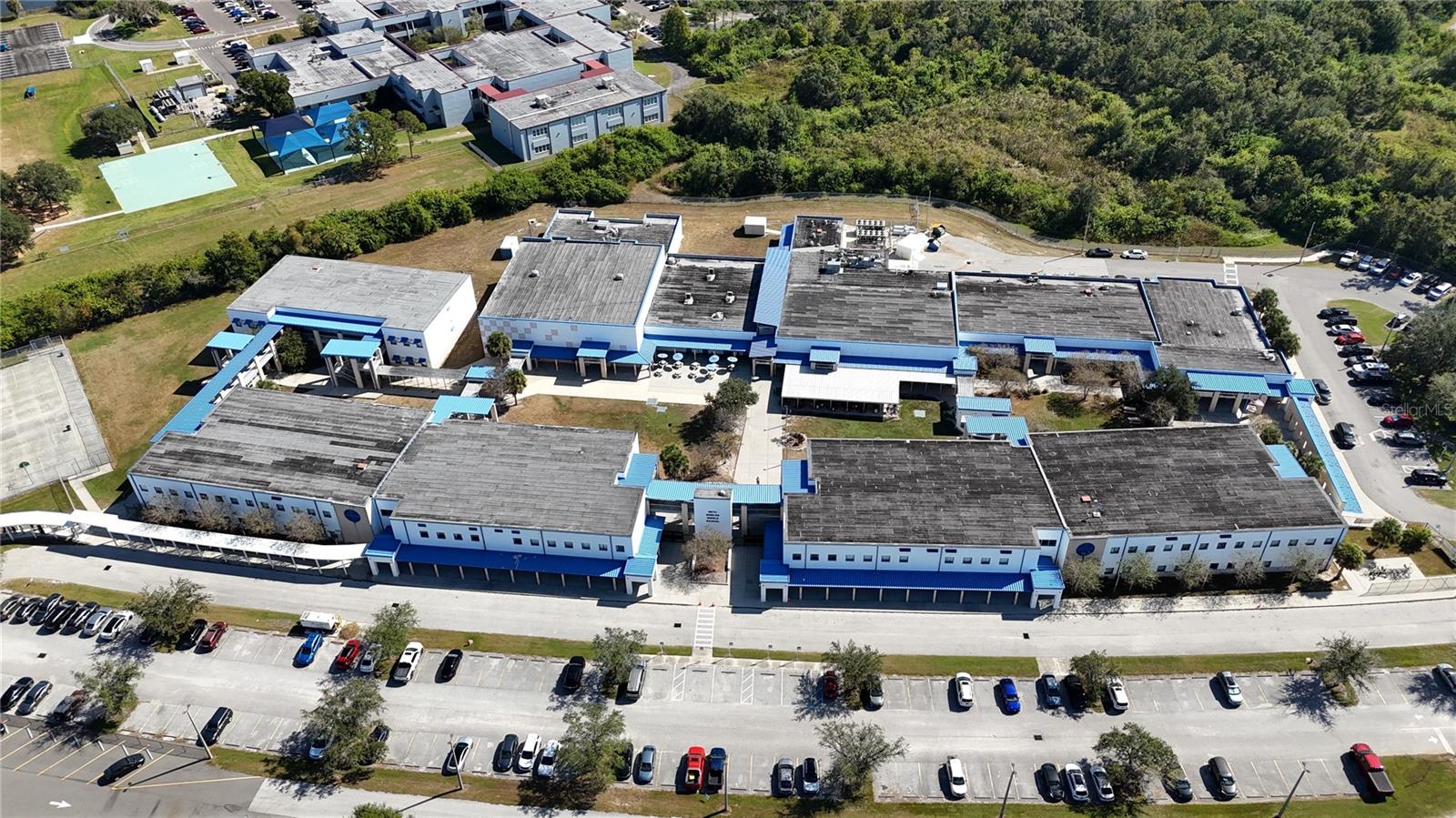 8-9 min walk to middle school