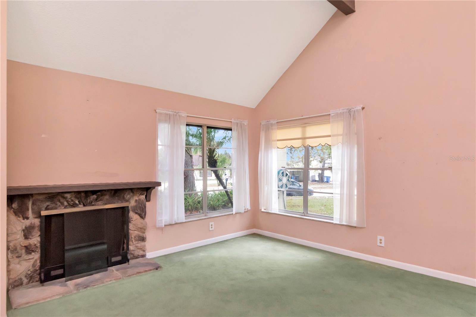 LIVING ROOM W/FIREPLACE