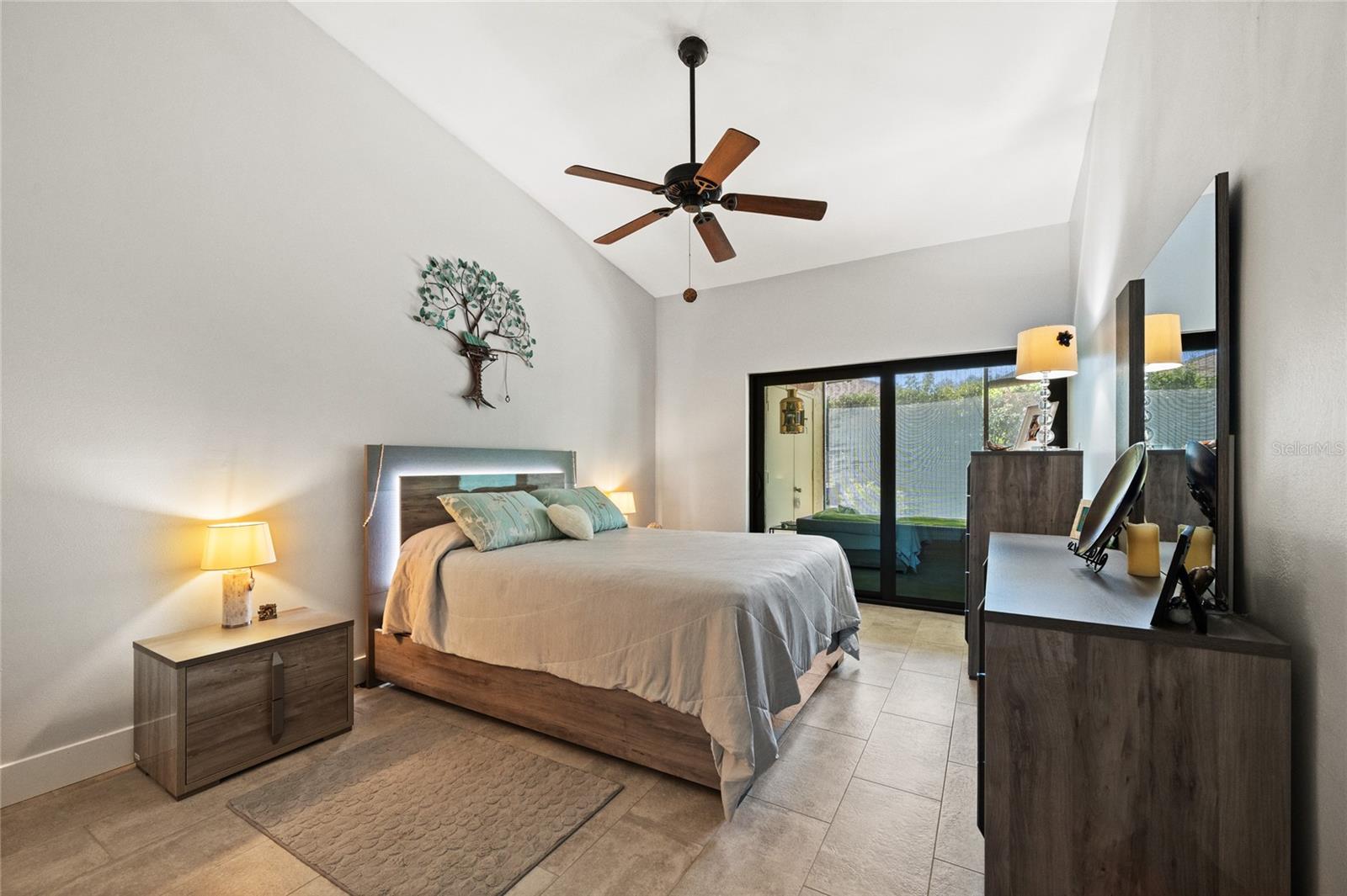 LARGE MASTER BEDROOM