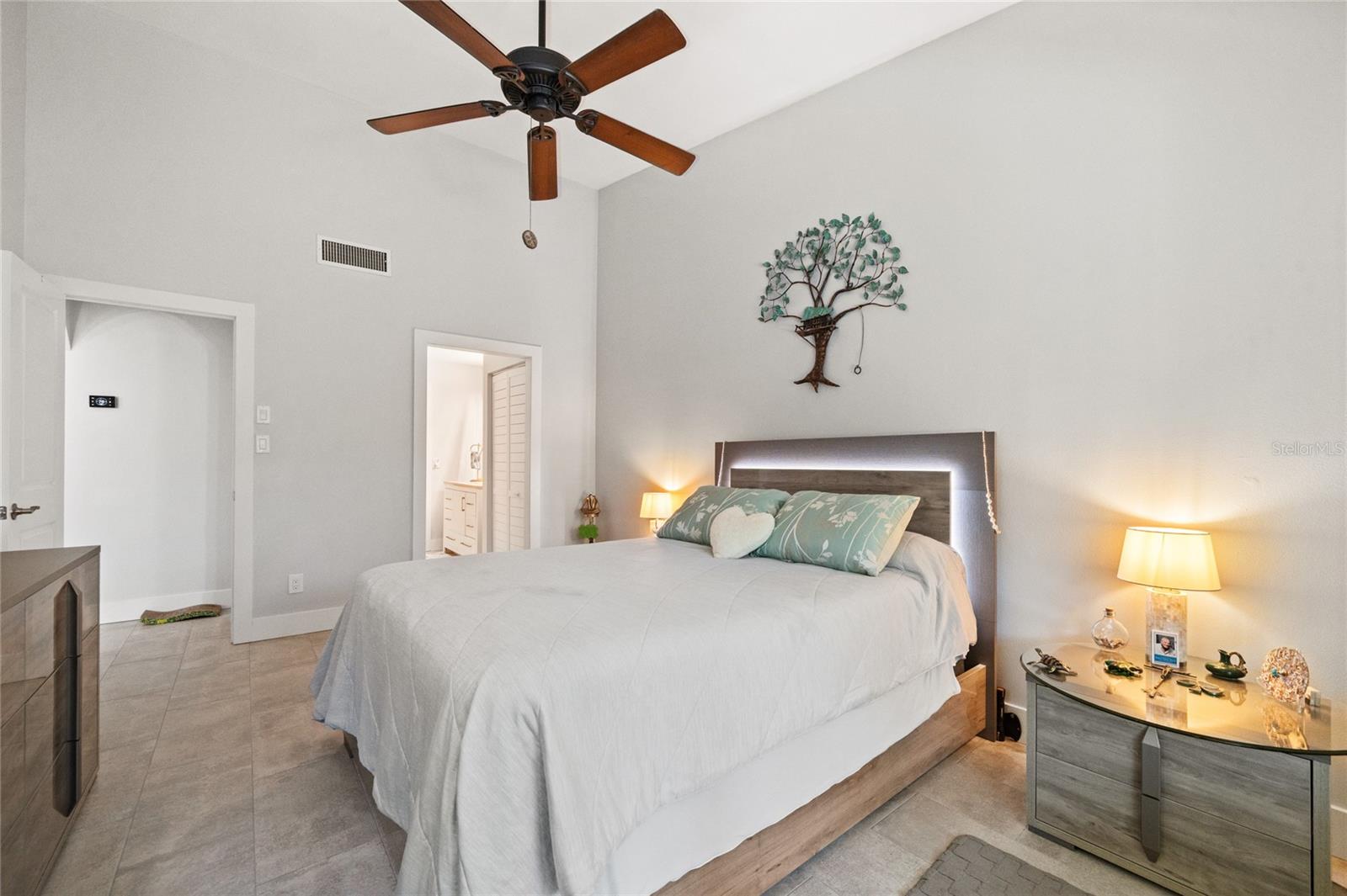 MASTER BEDROOM SUITE