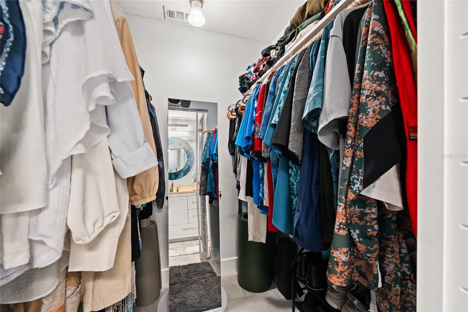 MASTER WALK-IN CLOSET