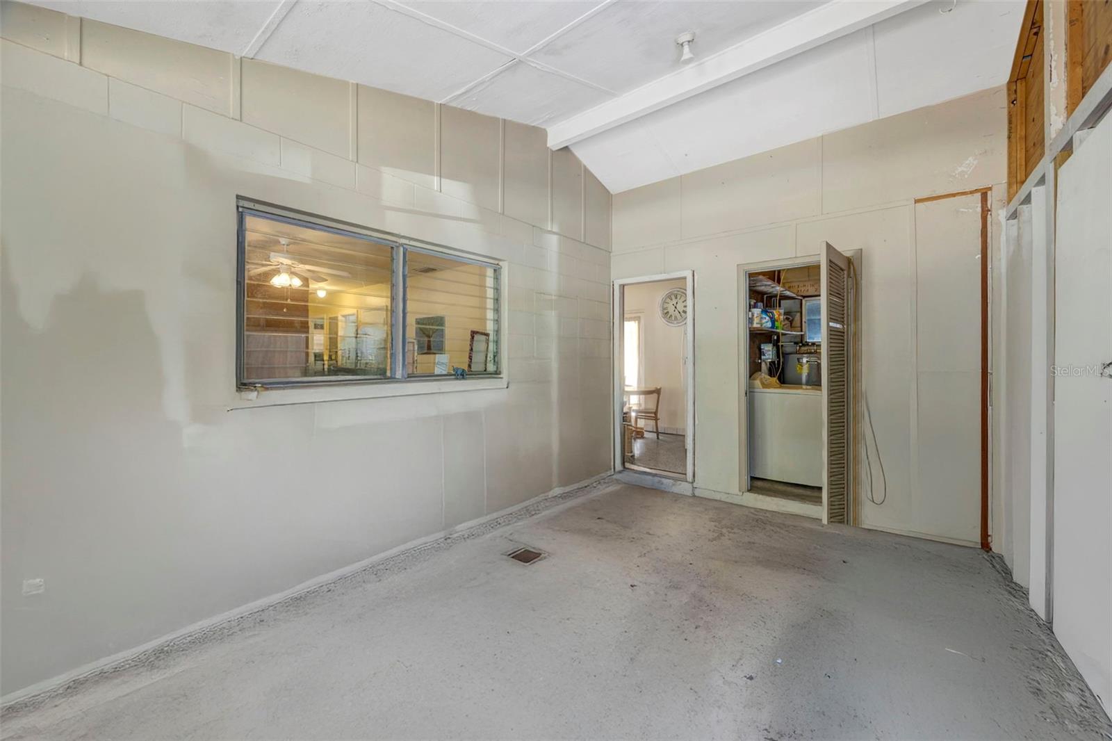 (Virtually Decluttered)