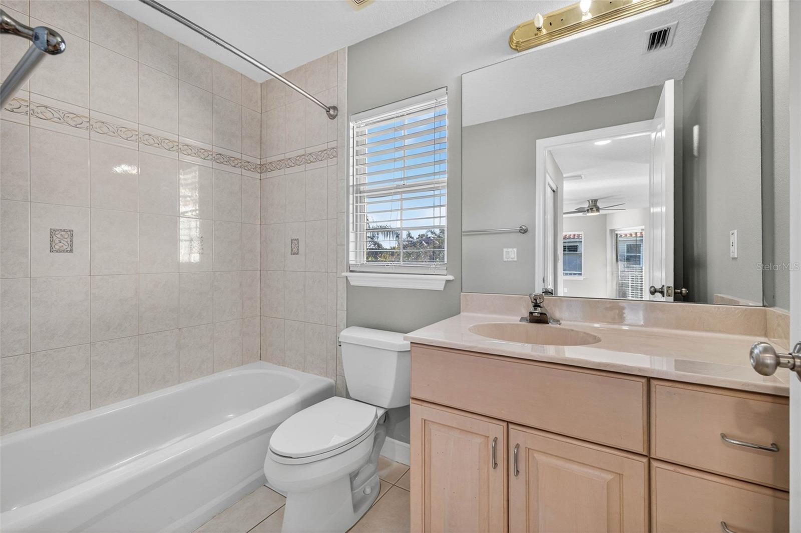 Upstairs Full Bathroom