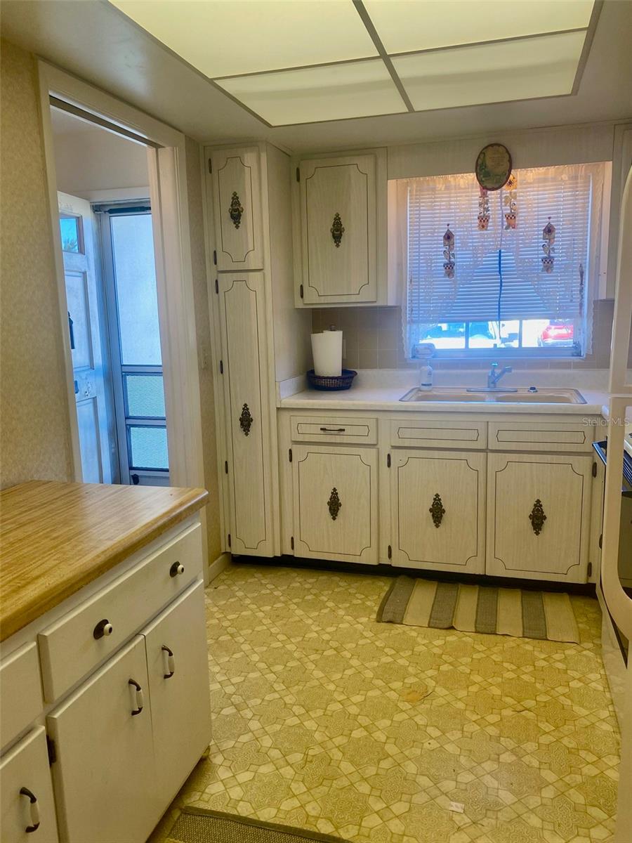 Kitchen has linoleum