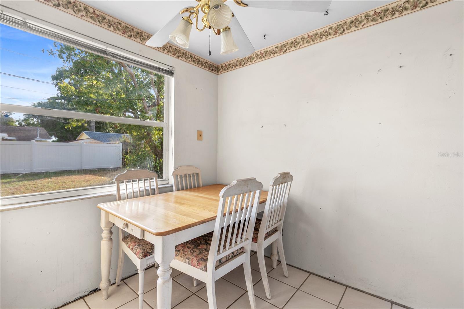 Eating space in kitchen