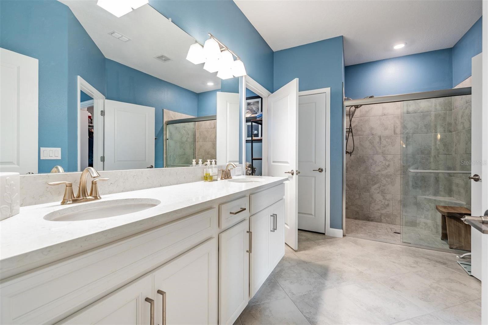 Dual sinks with quartz countertops