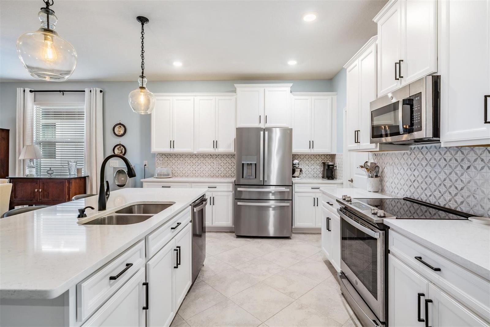 Light and Bright Kitchen with Upgraded appliances!