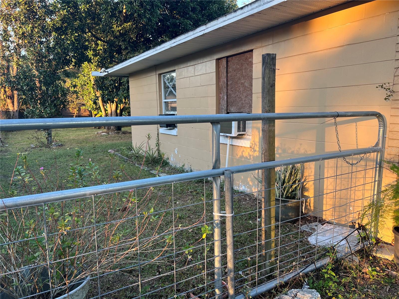 Left side access to the backyard.