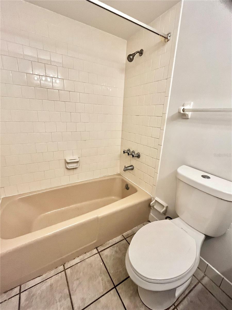 BATHROOM W/ TUB