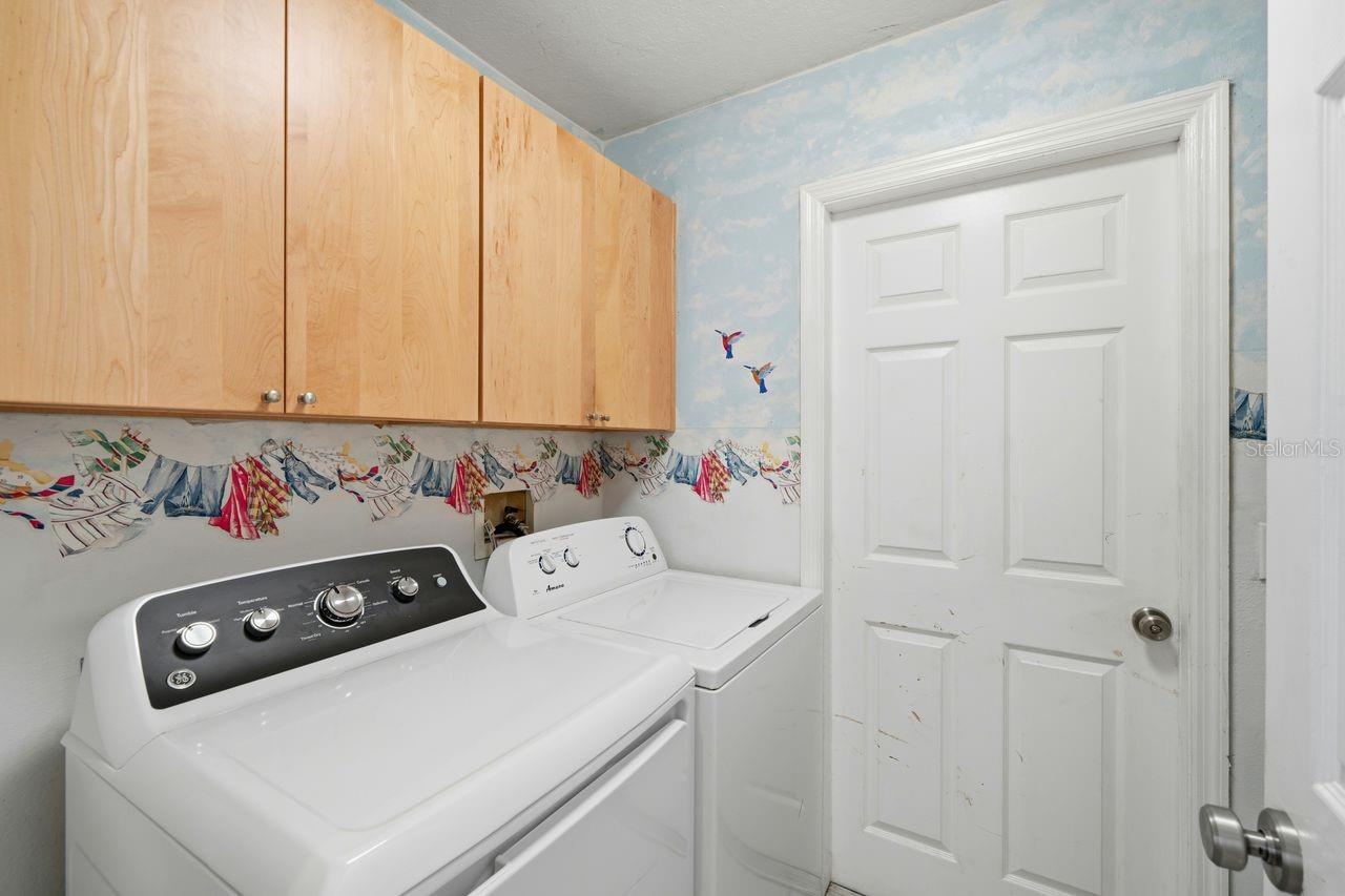 Laundry with access to 2 car garage