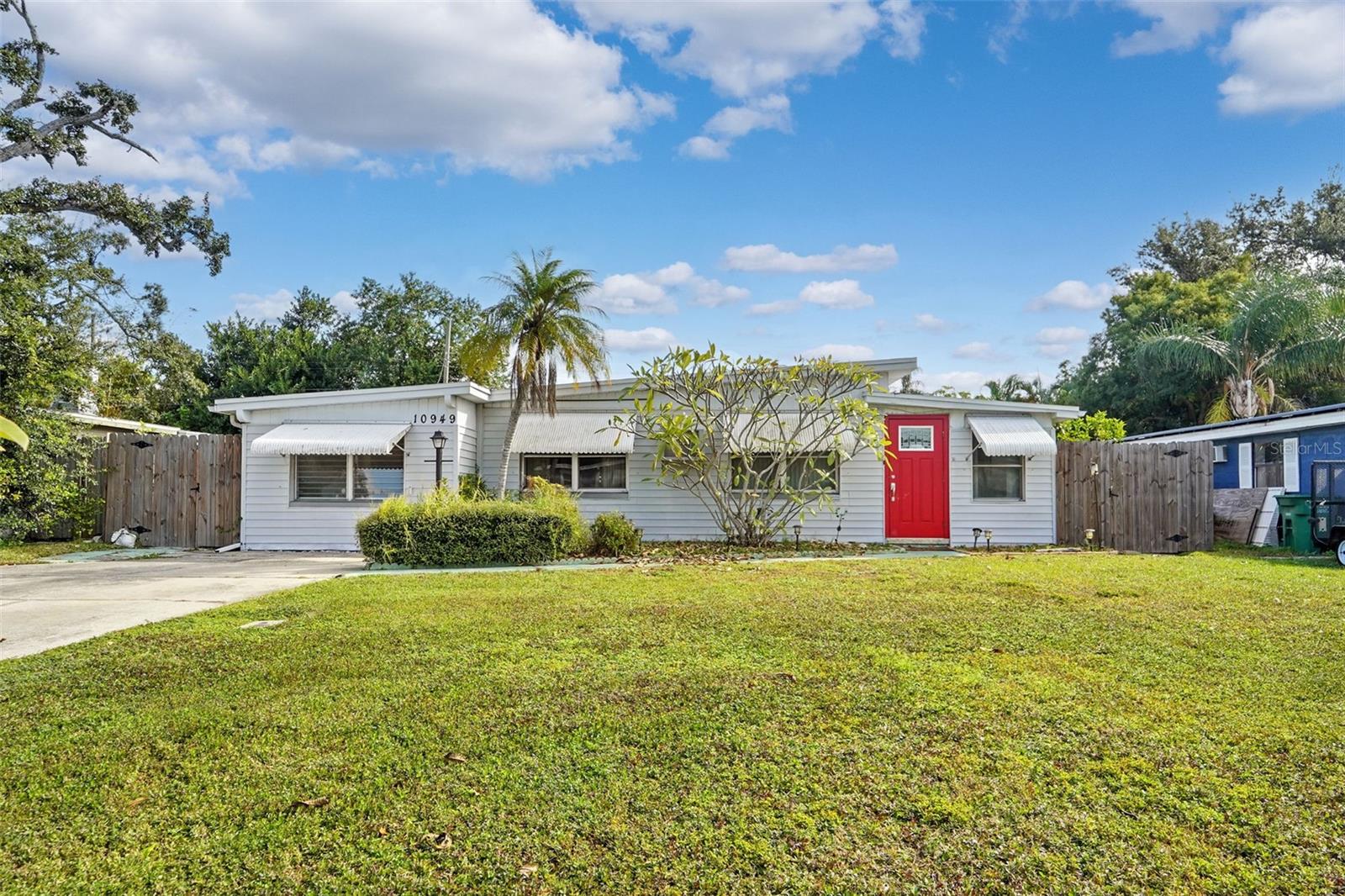 Large double wide driveway and big front yard.