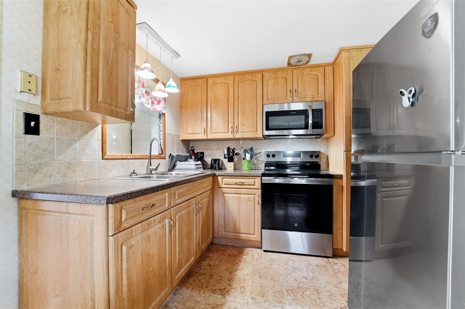 Functional kitchen, easy to add a dishwasher to the left of the sink with water right there.