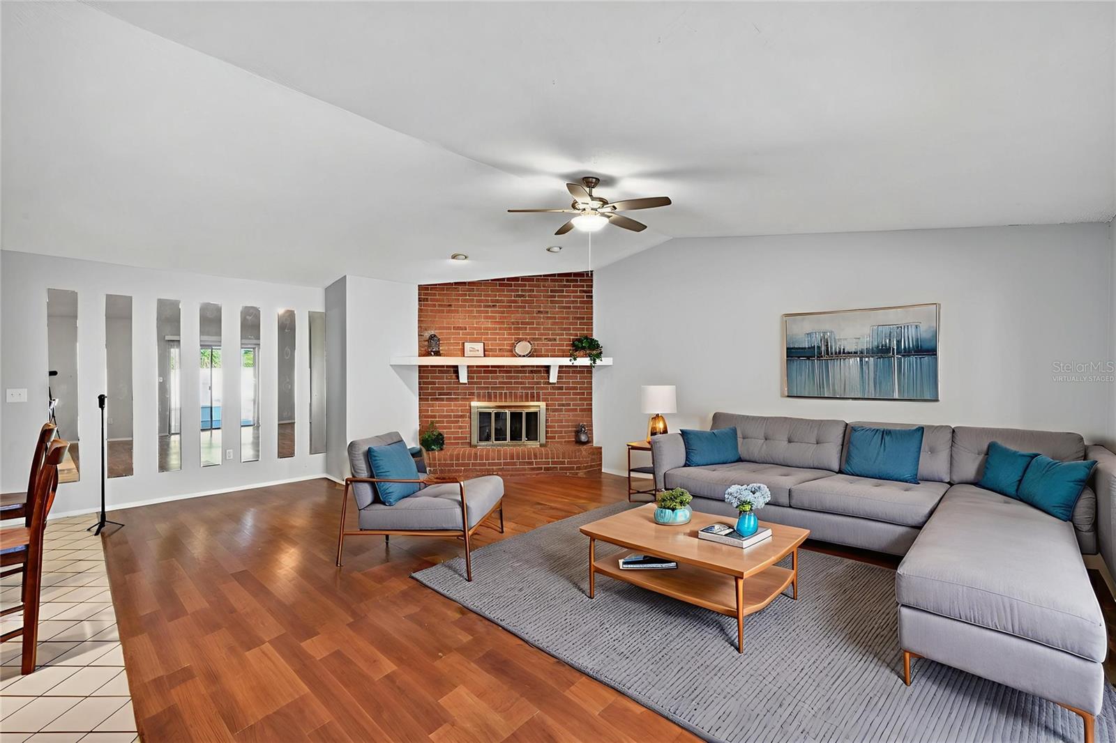 This photo has been Virtually Staged.