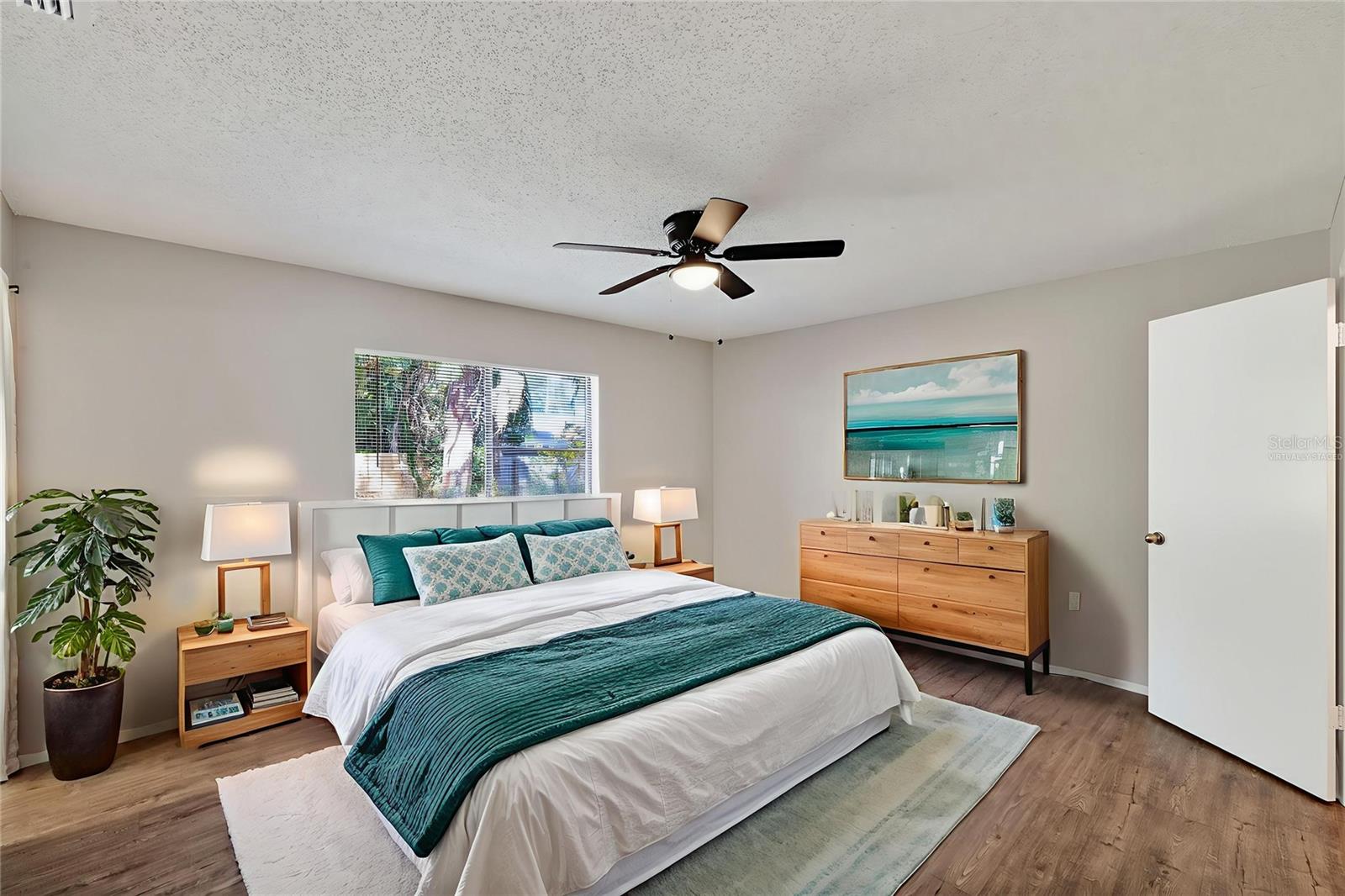 This photo has been Virtually Staged.