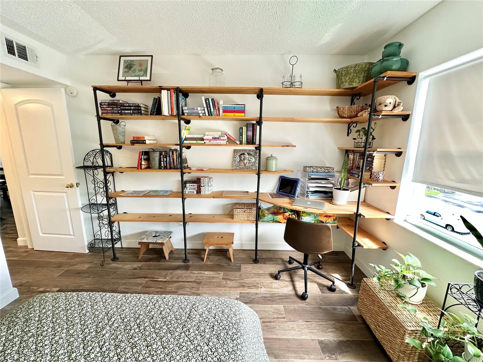 Bookcase and Desk built-in