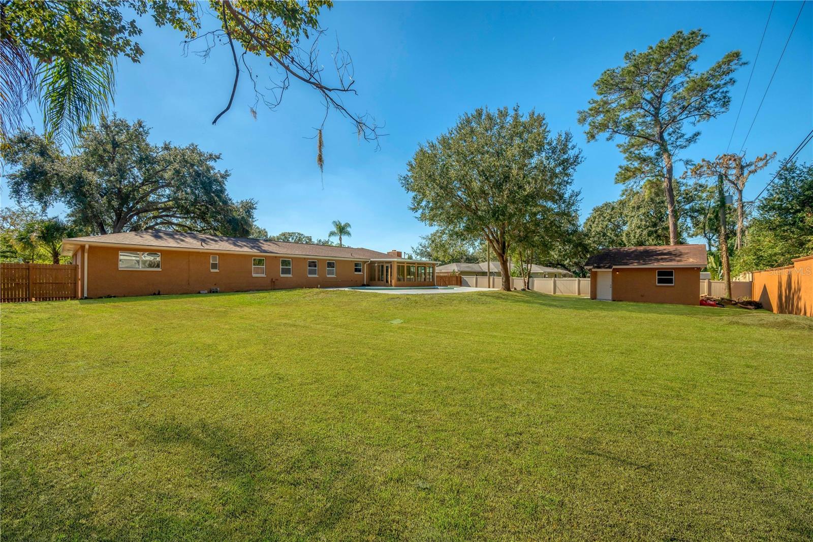 This view shows the extra garage/ADu or whatever you want to make it