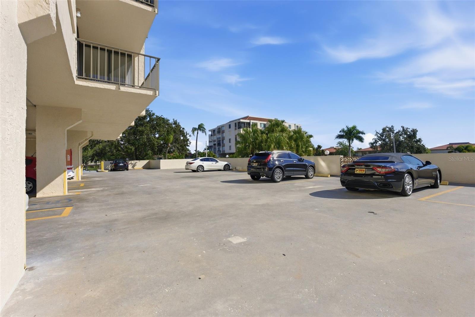 Upper level No steps to enter unit!