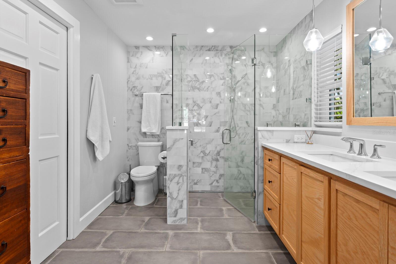 En-suite primary bathroom