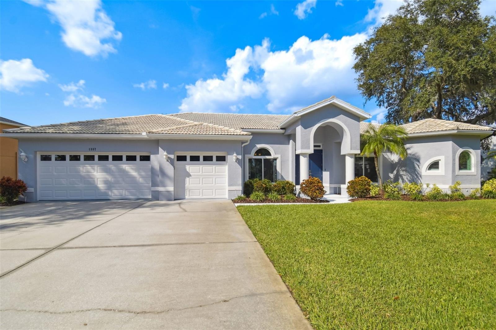 Beautiful 5 bed, 3 bath, 3 car garage pool home in Lake Parker Estates, Odessa FL