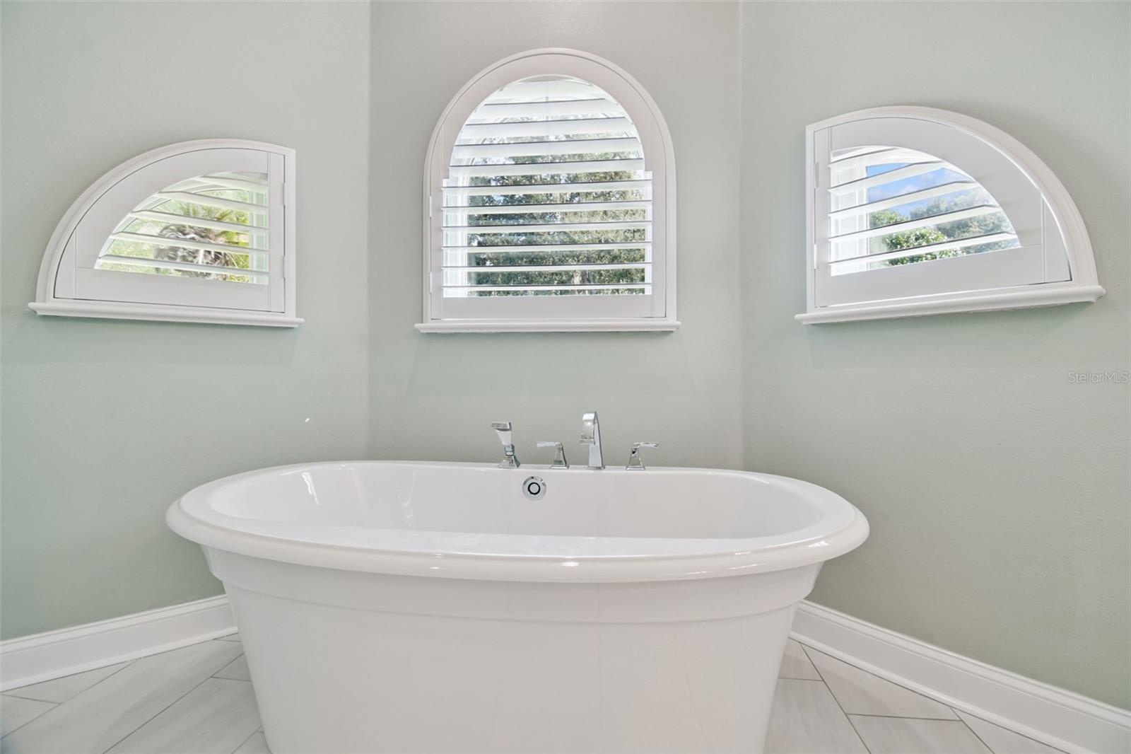 Stand-alone soaking tub