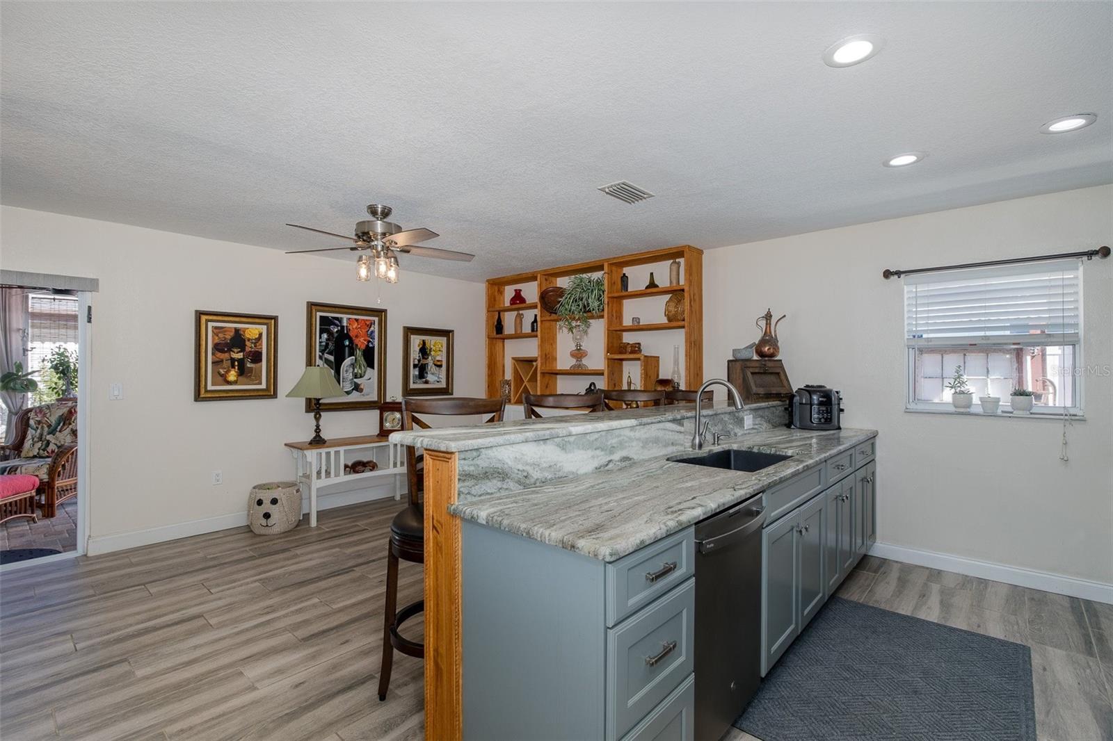 Large island with a Breakfast Bar