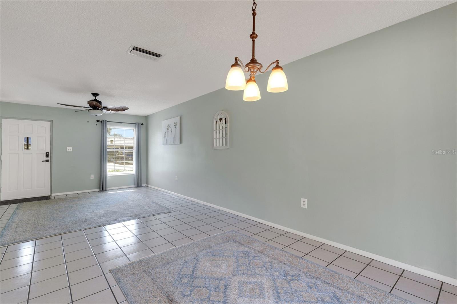 Living room/dining room condo