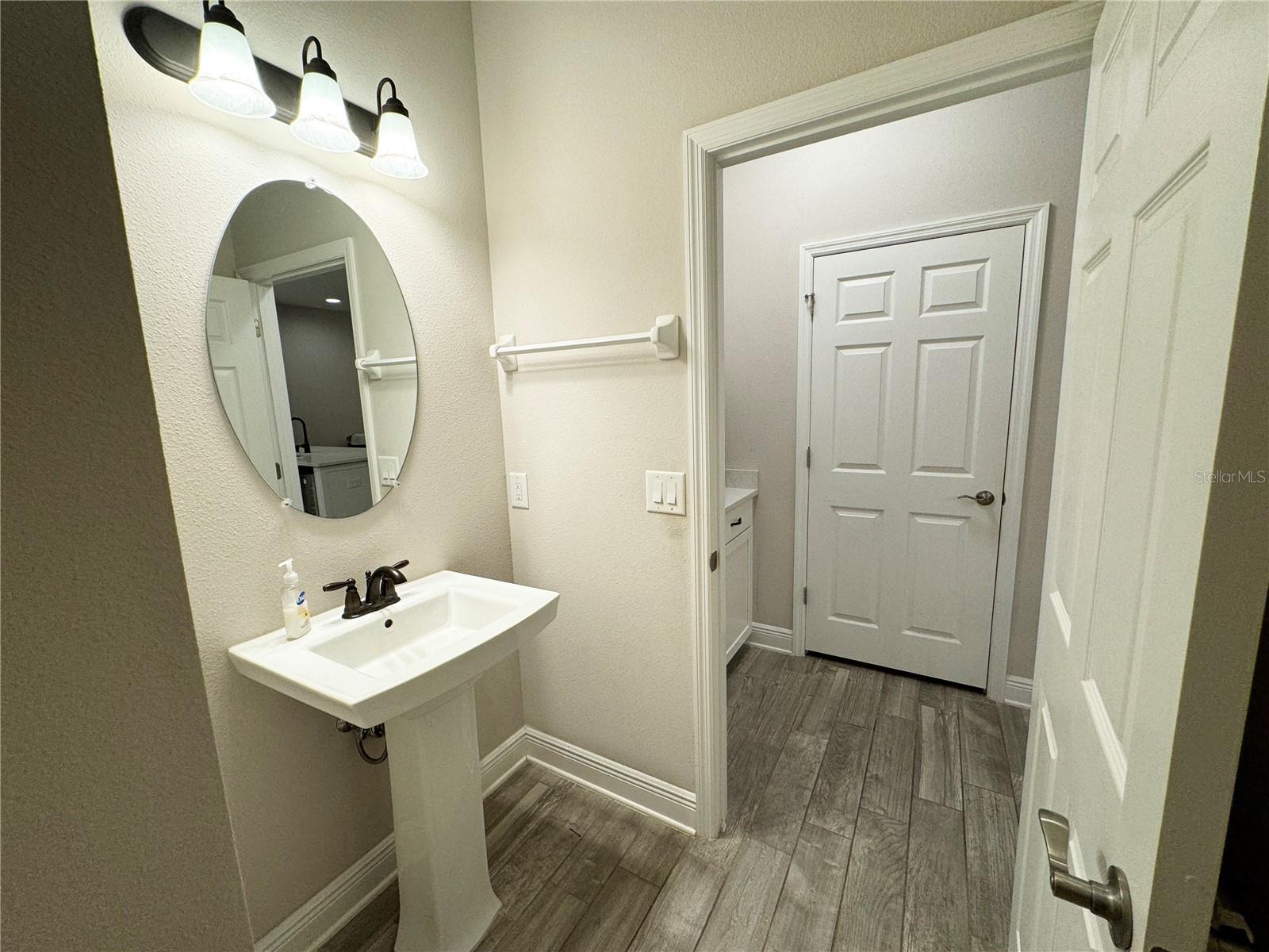 Downstair Half Bathroom_2