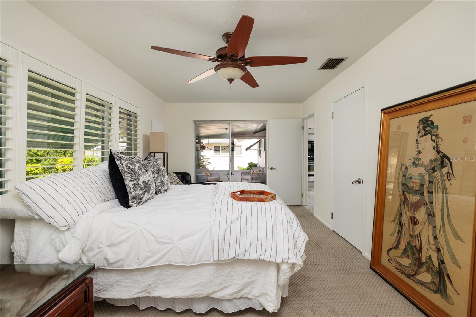 Large Primary bedroom, walk-in closet and ensuite