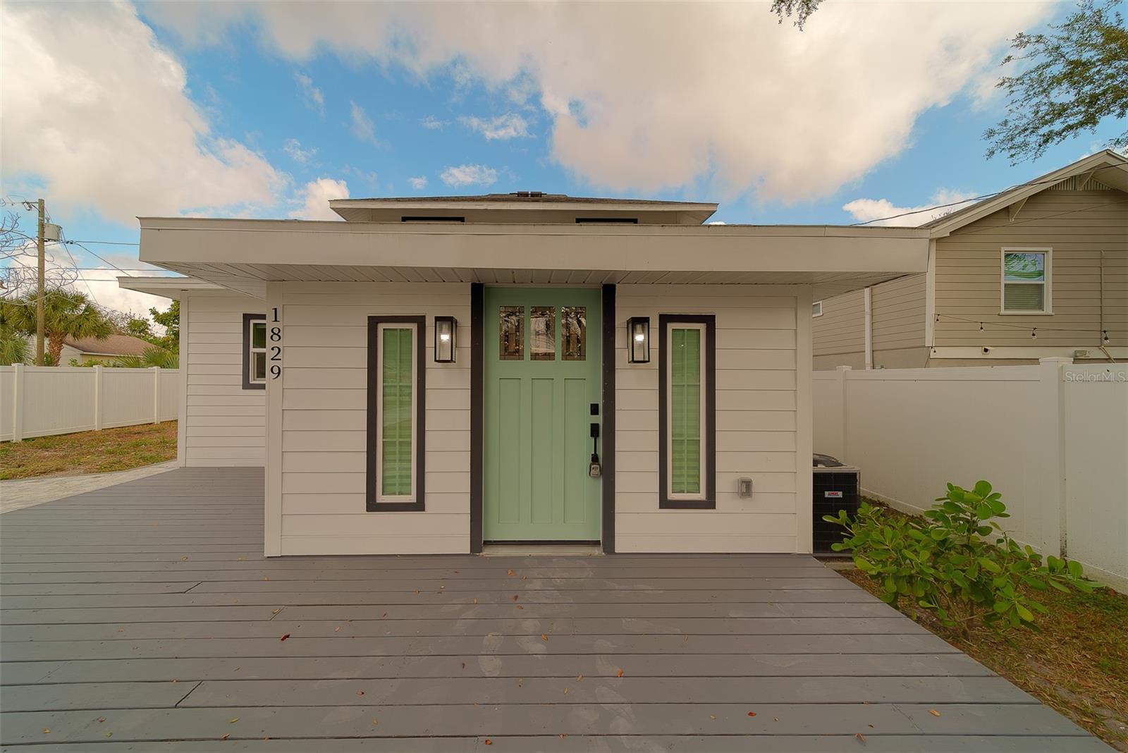Beautiful new front porch/deck