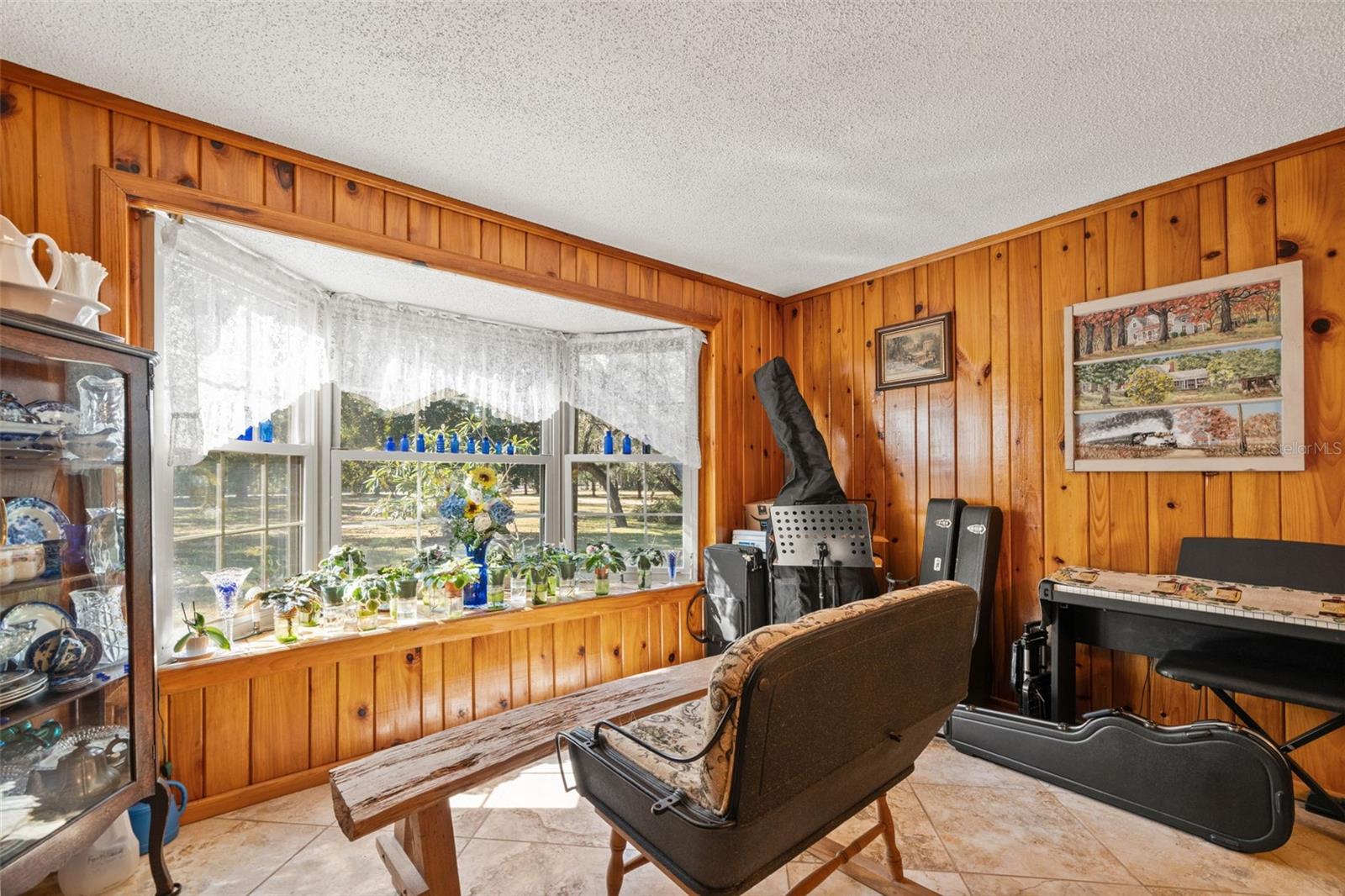 window seat in dinning area