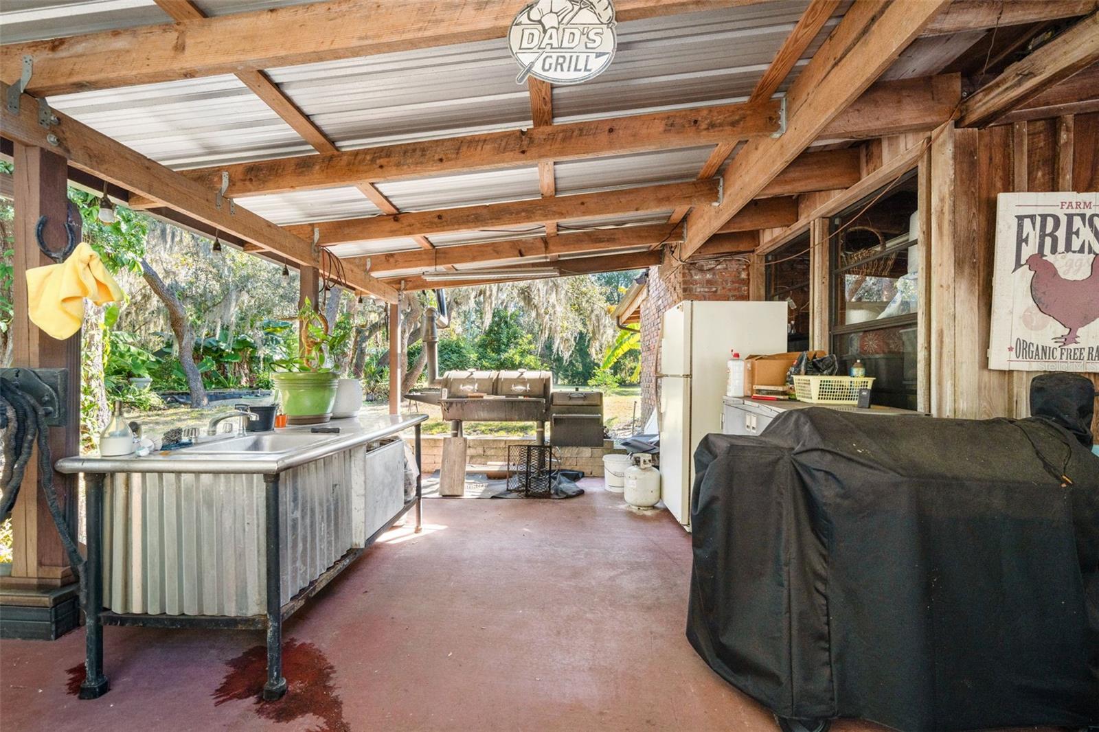 patio & outdoor kitchen