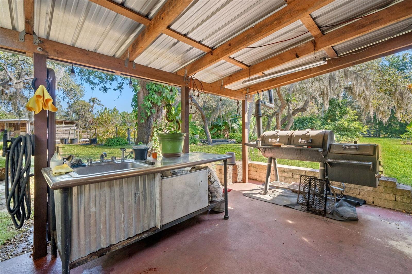 patio & outdoor kitchen
